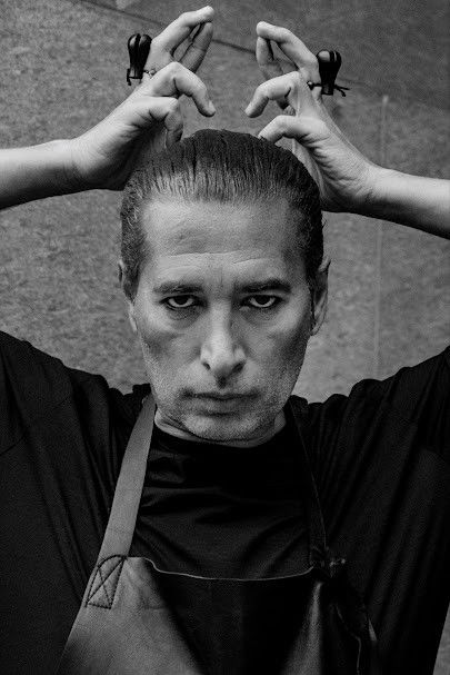 et billede af Israel Galván