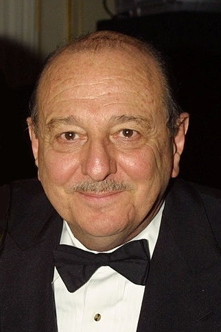 et billede af Arif Mardin