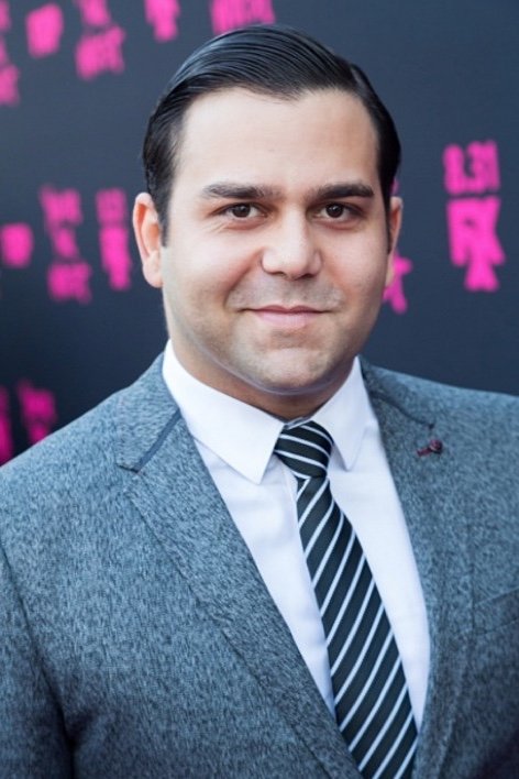 et billede af Cameron Gharaee