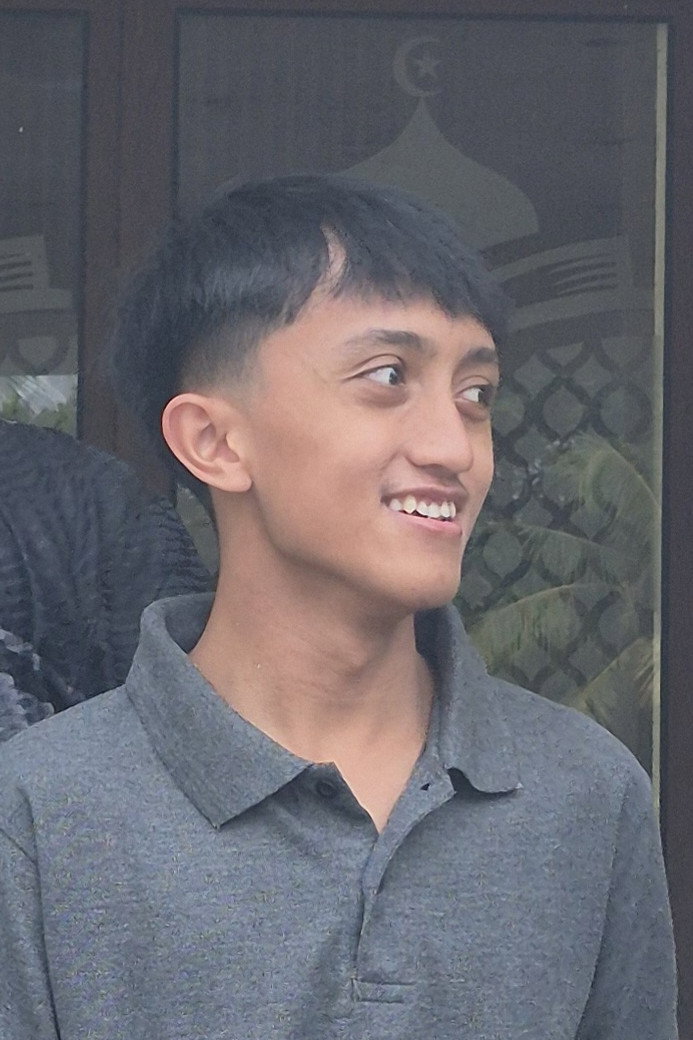 Profile Sholahuddin with character Santri