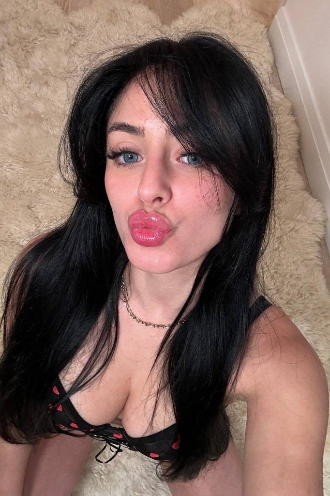 Camila Hubner's picture in the cast