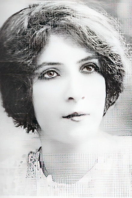 et billede af Suzanne Revonne