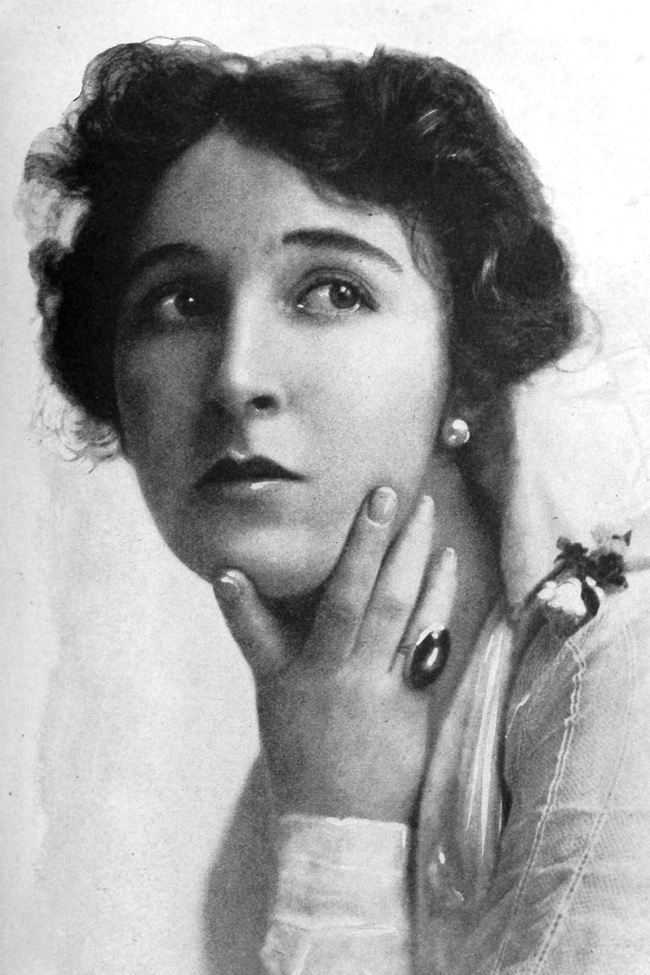 et billede af Edith Storey