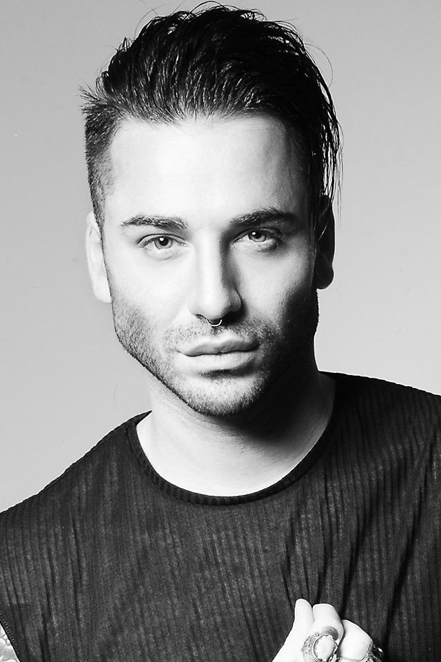 et billede af Aaron Carlo