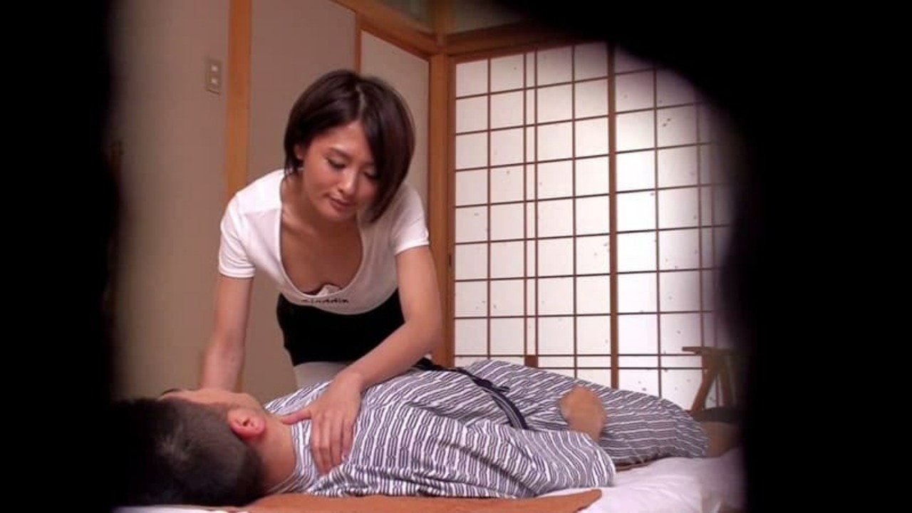Masseuse is Wearing Kinky Bra? Is She Tempting me? Petite Body Masseuse Gets Fucked by Showing her Breast! (2013)