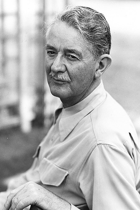 et billede af Leonard Carey