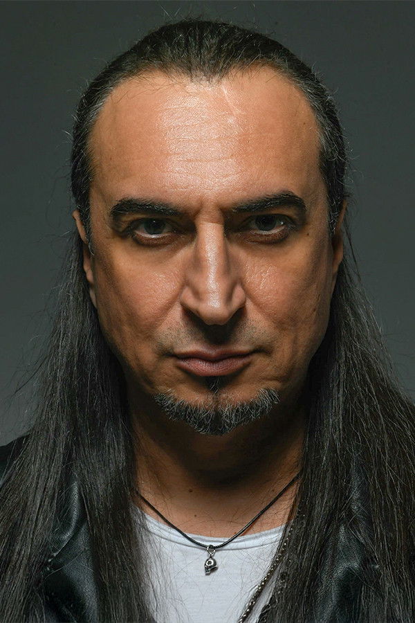 et billede af Ogün Sanlısoy