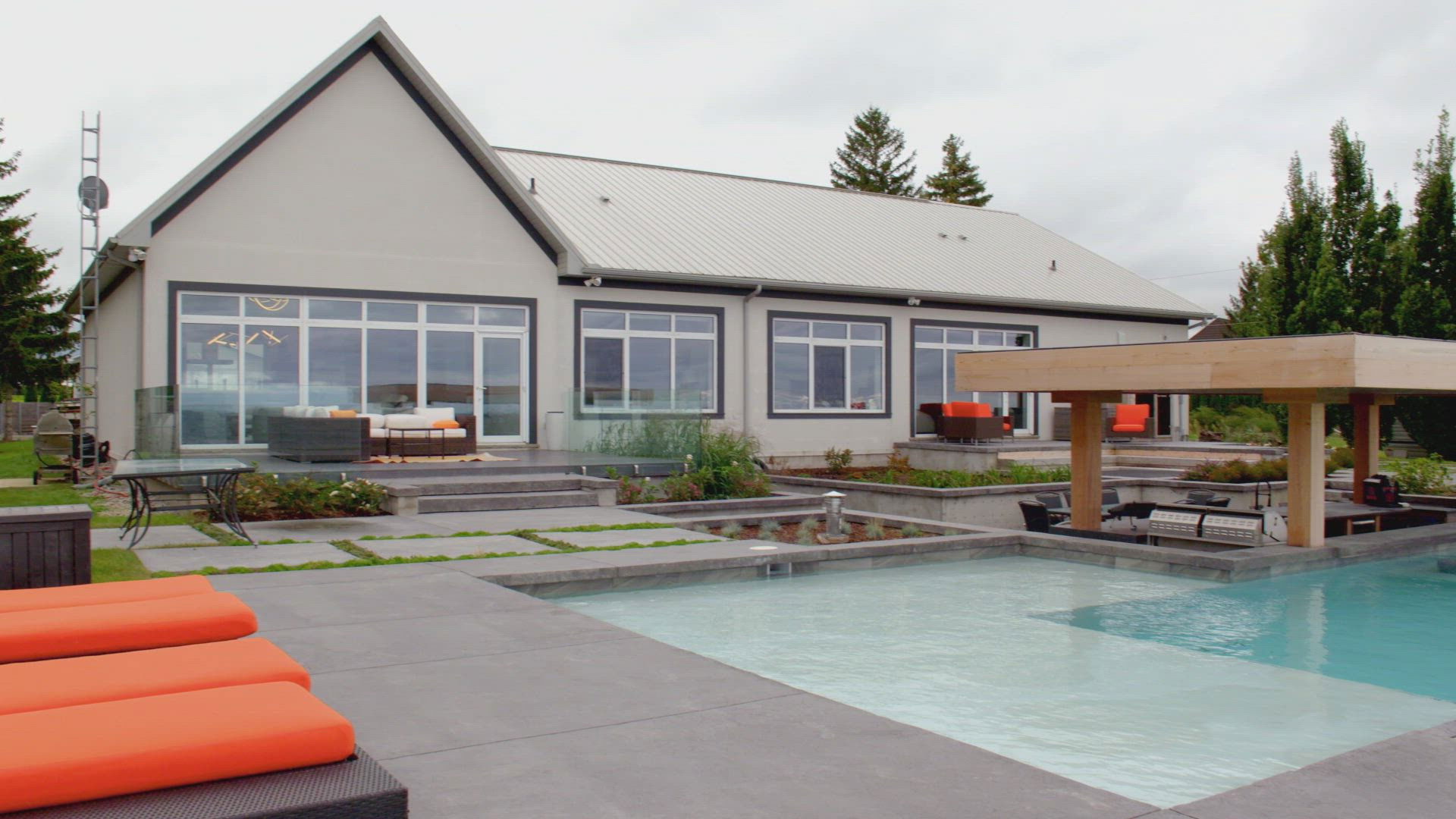 Lakefront Luxury S04E01 backdrop