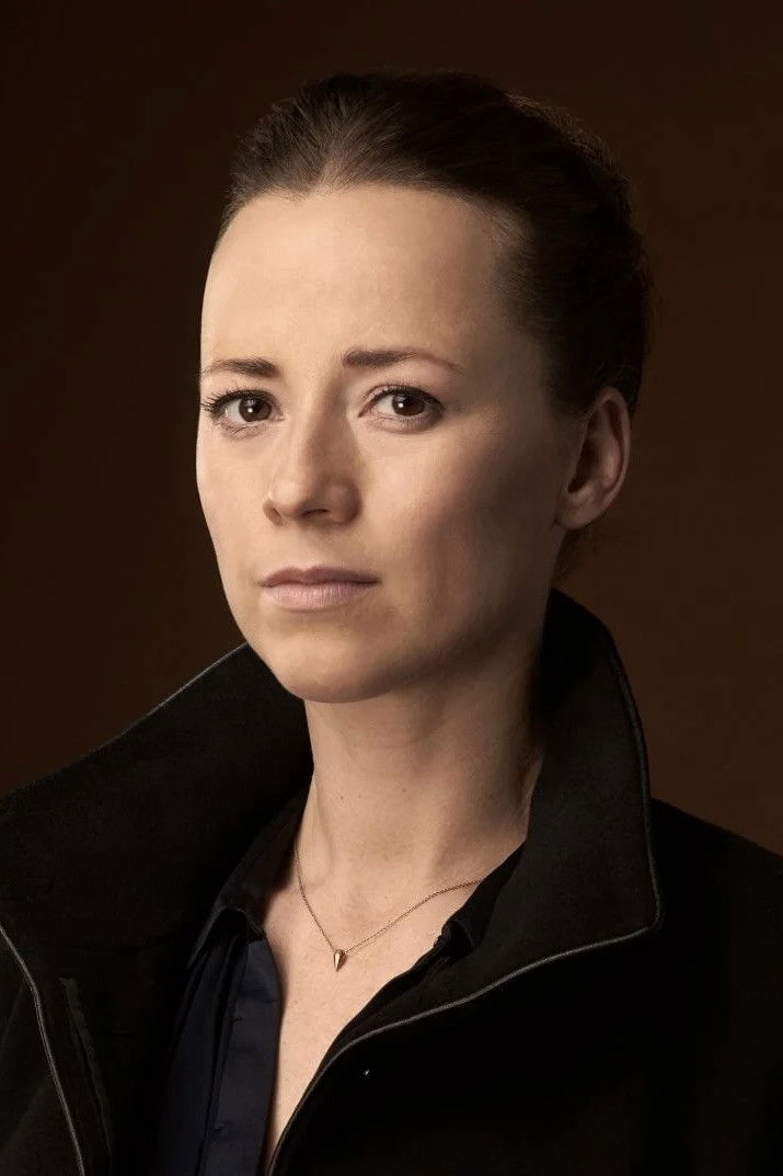 et billede af Karine Vanasse