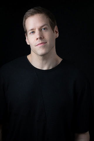 et billede af Justin Leeper