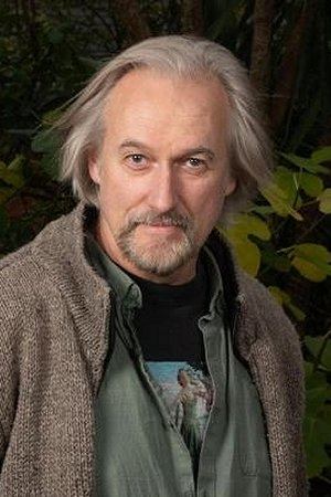 et billede af Julian Harries