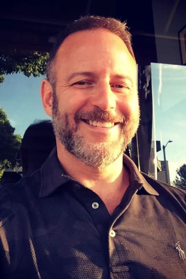 et billede af Howie Skora