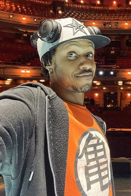 et billede af Nyhal Adams