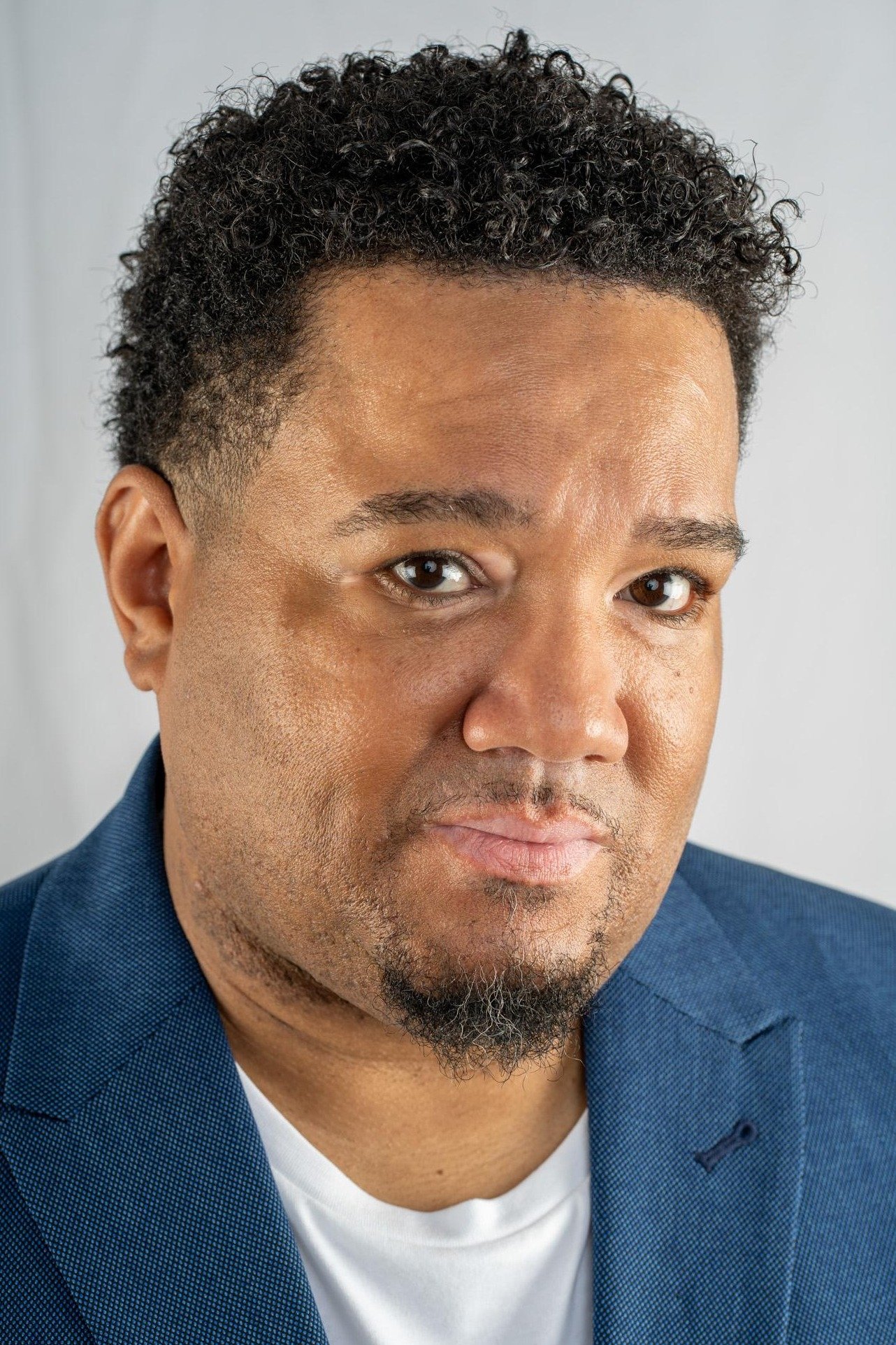 et billede af Marc T. Lewis