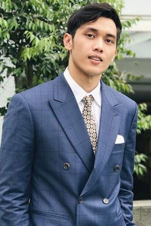 et billede af Adam Lee