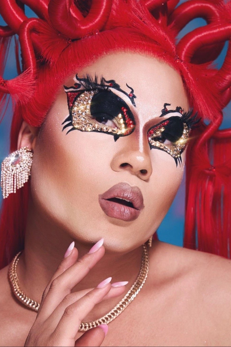 Kitty Space is Herself : 1st Asian Drag Queen / Woman transgender = Woman ♀️ : Kiara 🏳️‍⚧️ (deceased first name : Antoine)