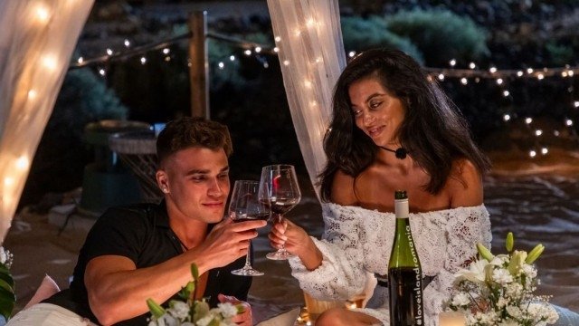 Thumbnail for A difficult choice Season 1 Episode 2