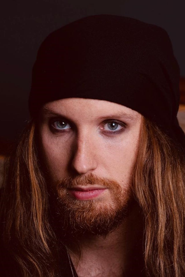 et billede af Jona Tee