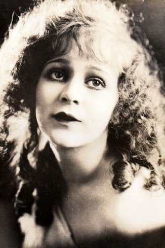 et billede af Claire Whitney