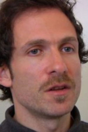 et billede af Justin Schlosberg