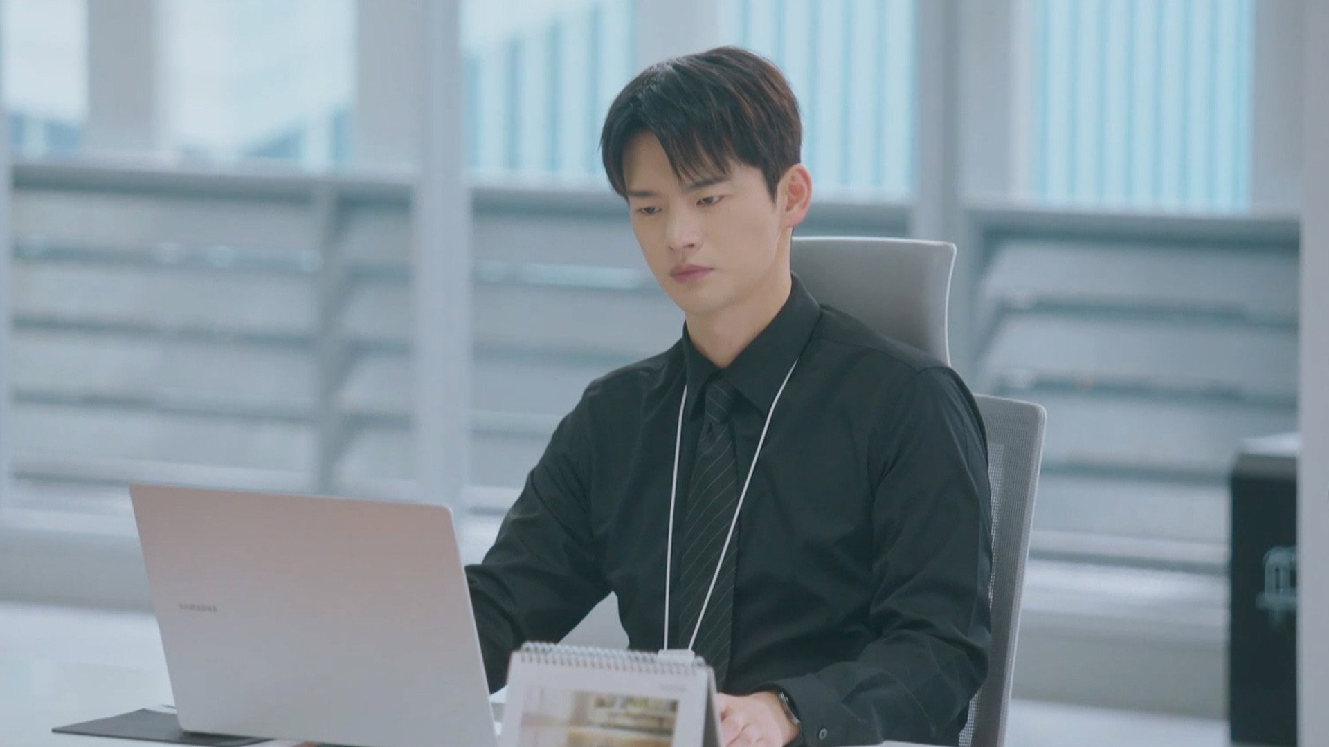 See You at Work Tomorrow! - Season 1 Episode 7 : Episode 7: Have a New Secret, Still Clocking In!