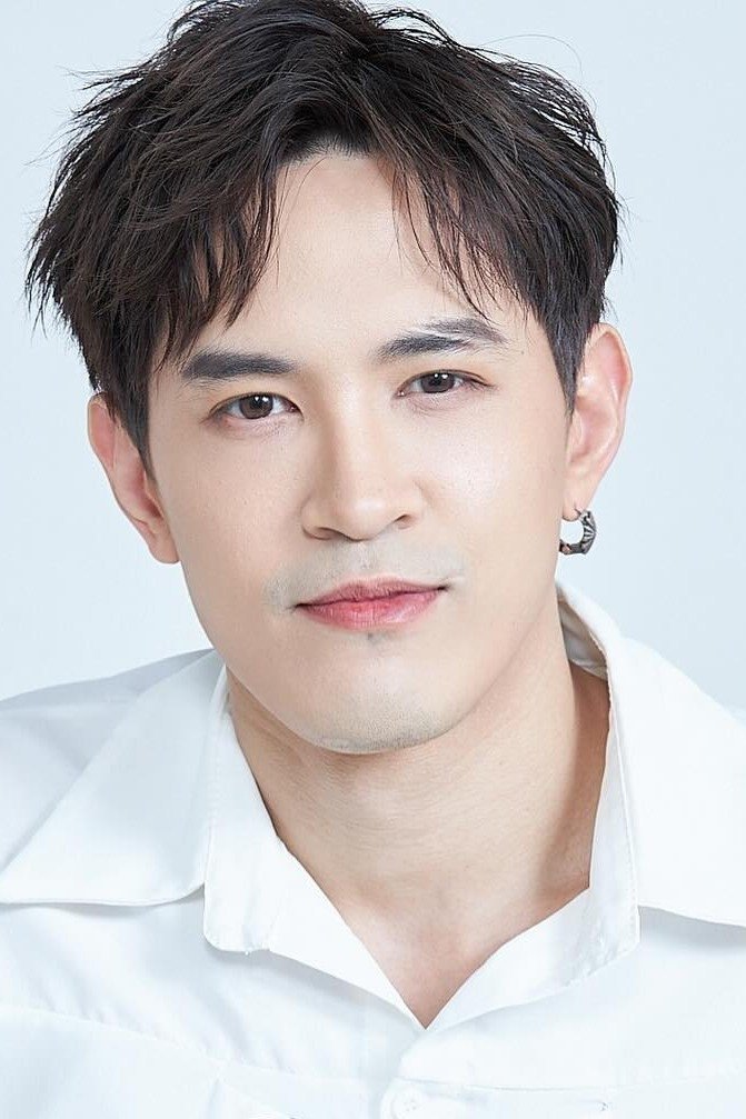 Aun Warit Lertjaruvong's picture in the cast