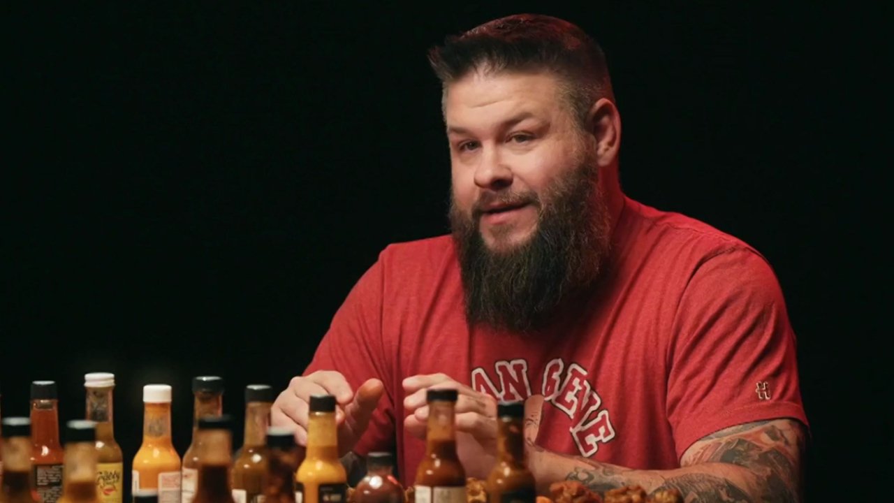Hot Ones Québec - Kevin Owens