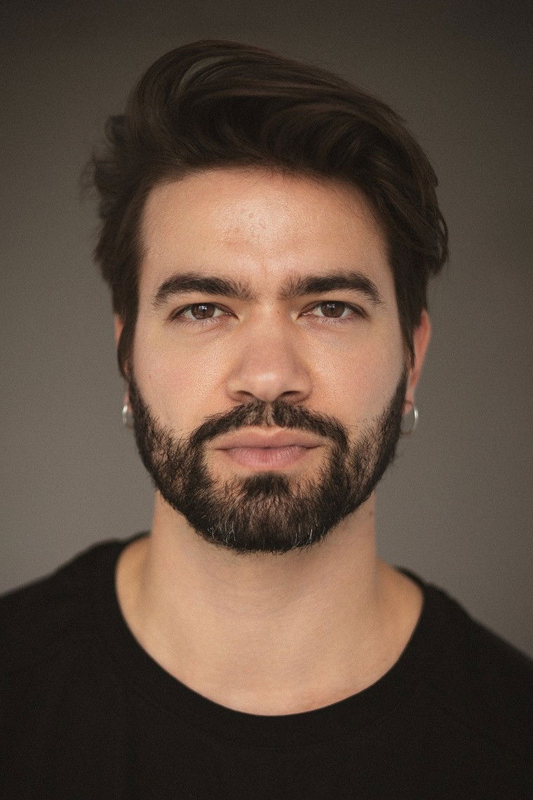 et billede af Eliot Tosta