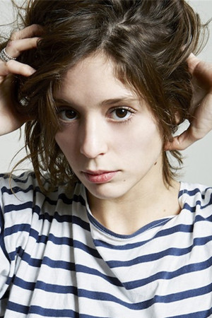 et billede af Lucie Bourdeu