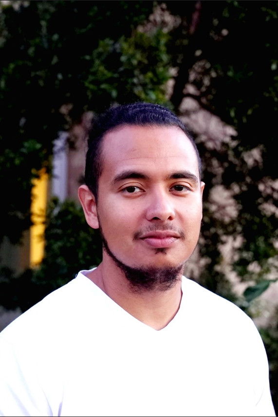 et billede af Carlos J. Flores