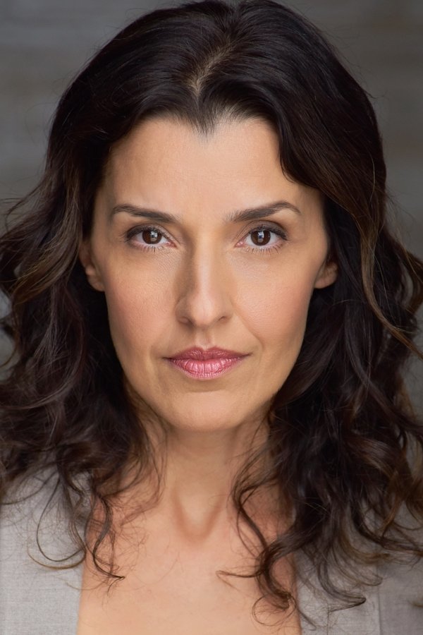 et billede af Naz Deravian