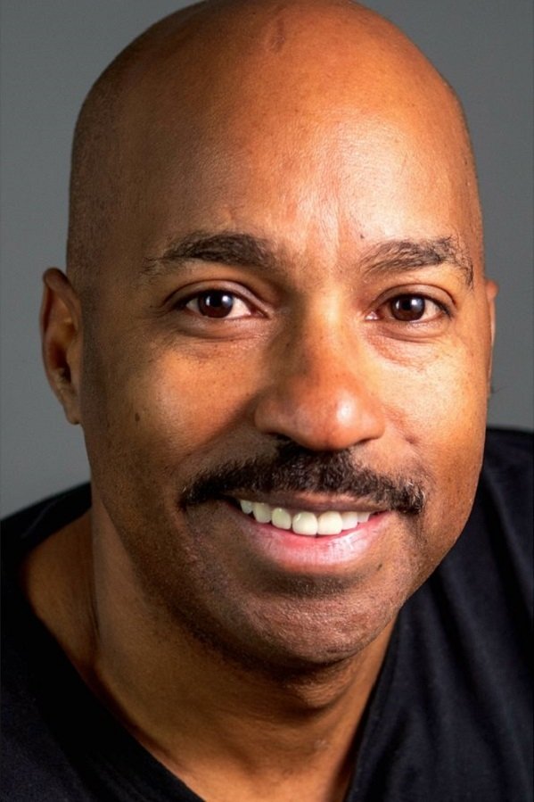 et billede af Cardwell Lynch