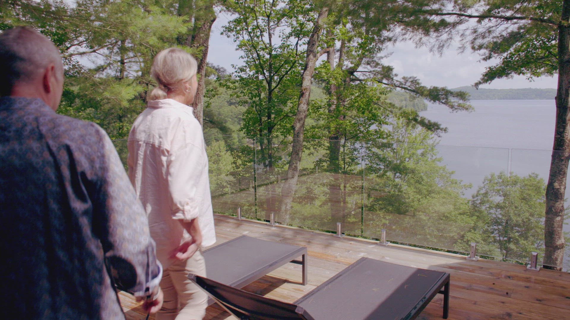 Lakefront Luxury S04E16 backdrop