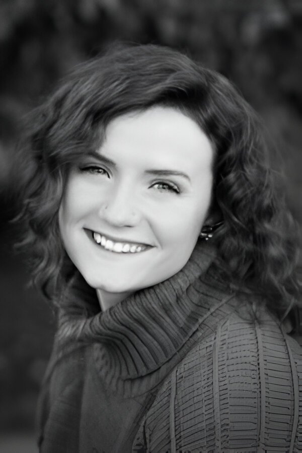 et billede af Sarah K. Aezer