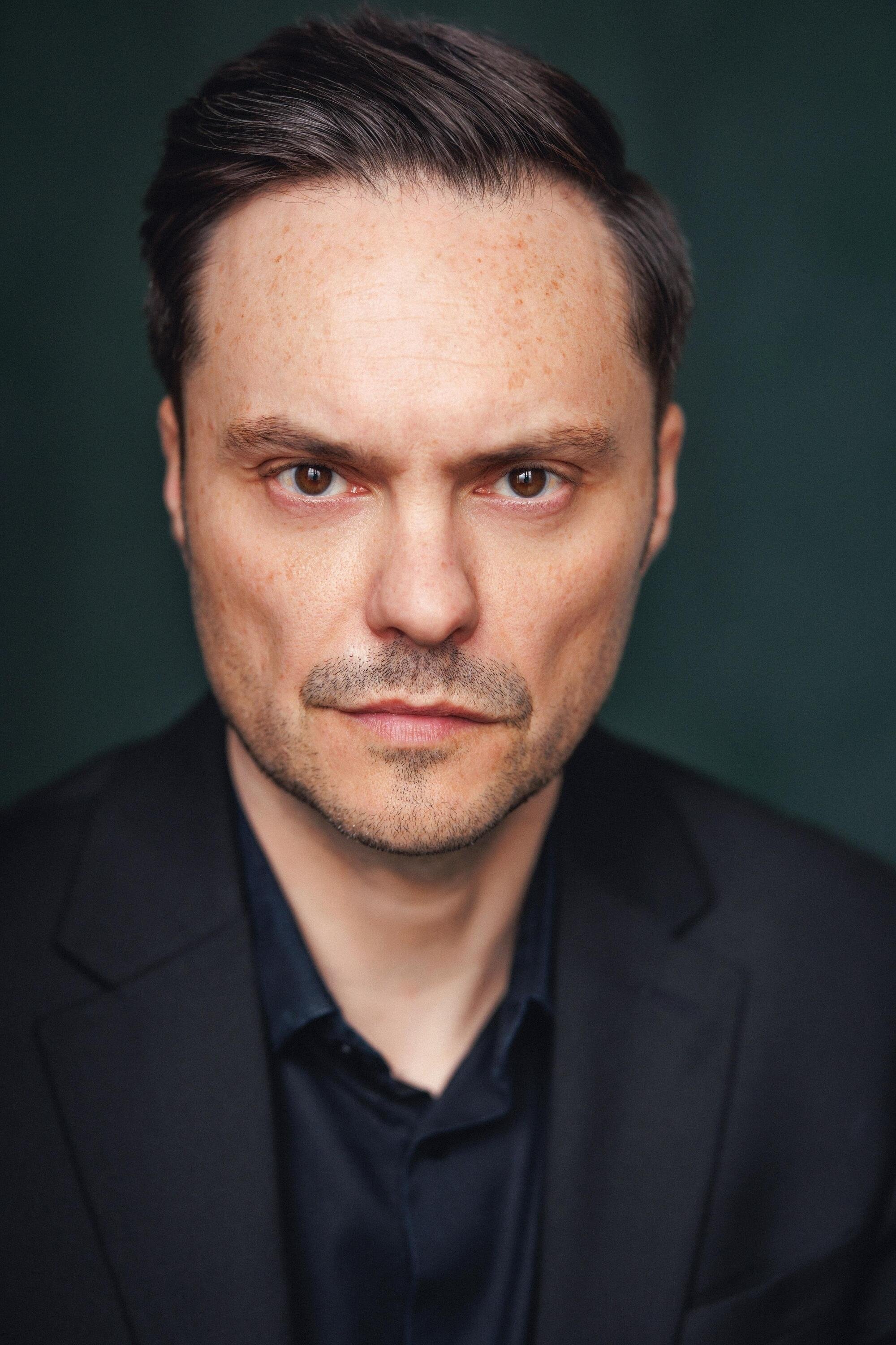 Oliver Mason's picture in the cast