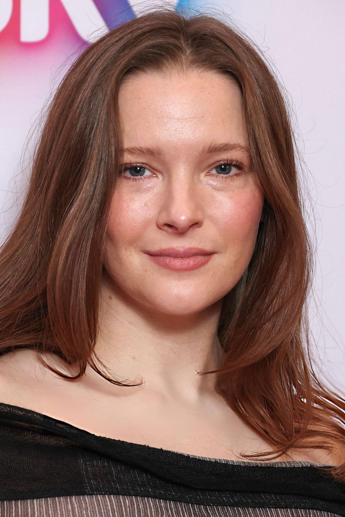 et billede af Morfydd Clark