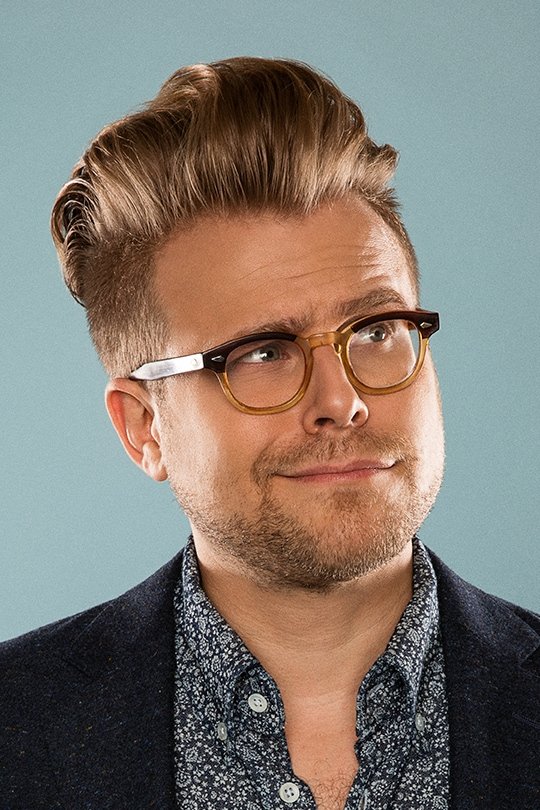 et billede af Adam Conover
