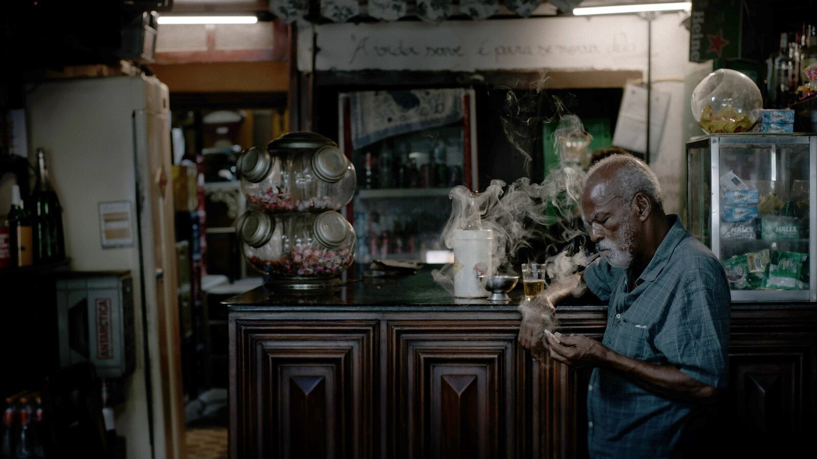 Fernando Coni Campos: Cada um Vive como Sonha backdrop