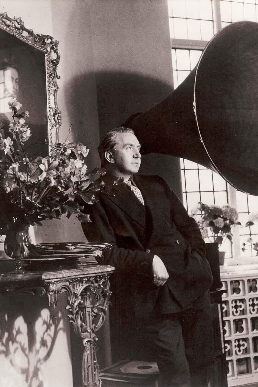 et billede af Brian Desmond Hurst