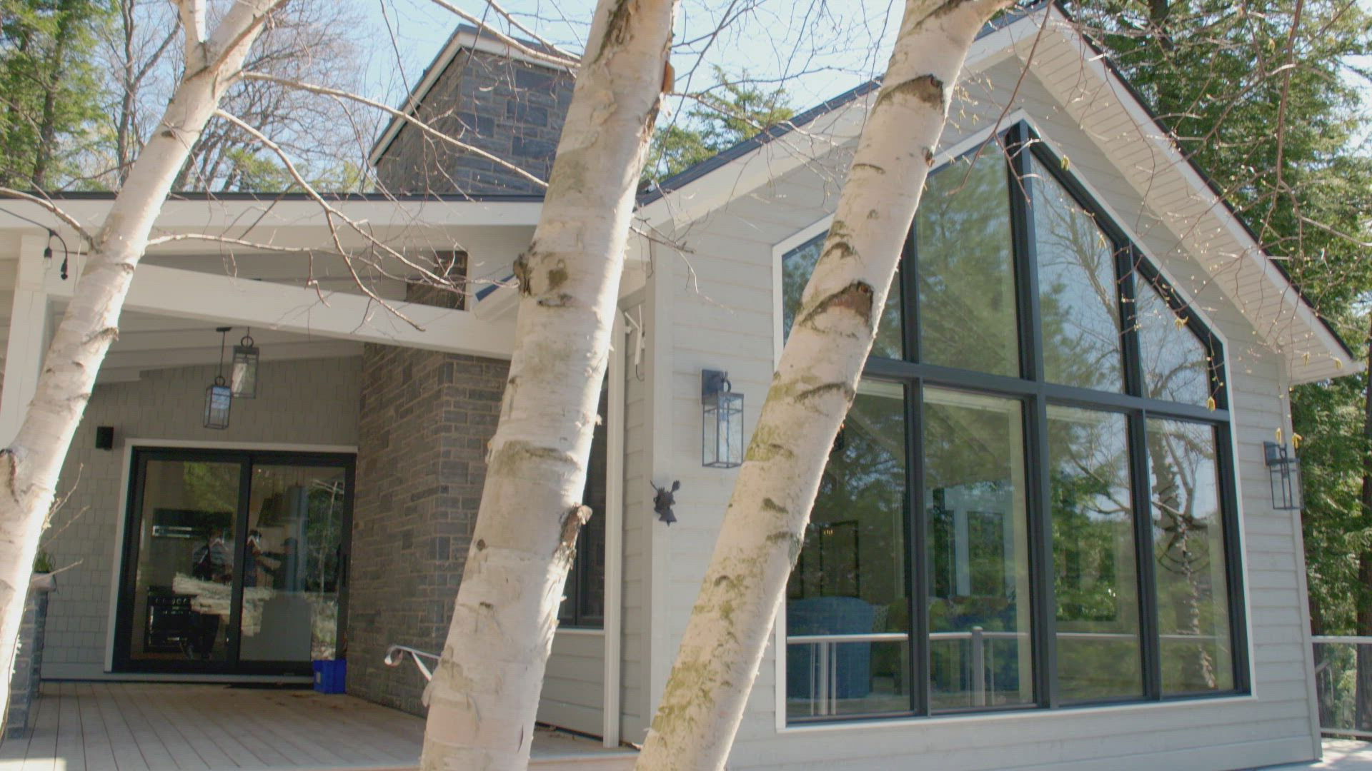 Lakefront Luxury S04E07 backdrop