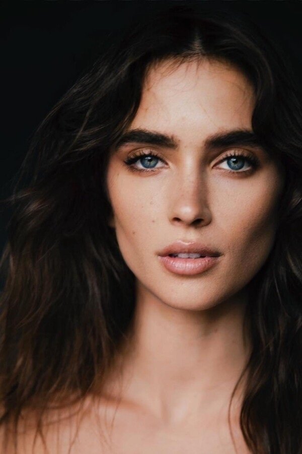 et billede af Elisha Herbert