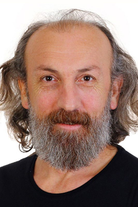 et billede af Ömer Naci Boz