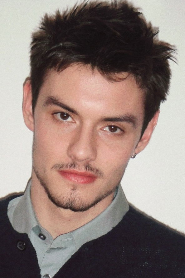 et billede af Louis Partridge