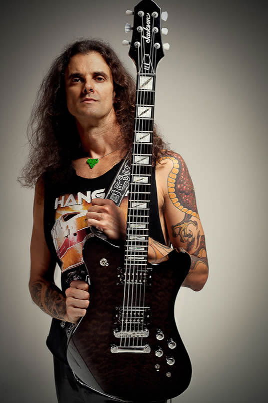 et billede af Eduardo Martinez