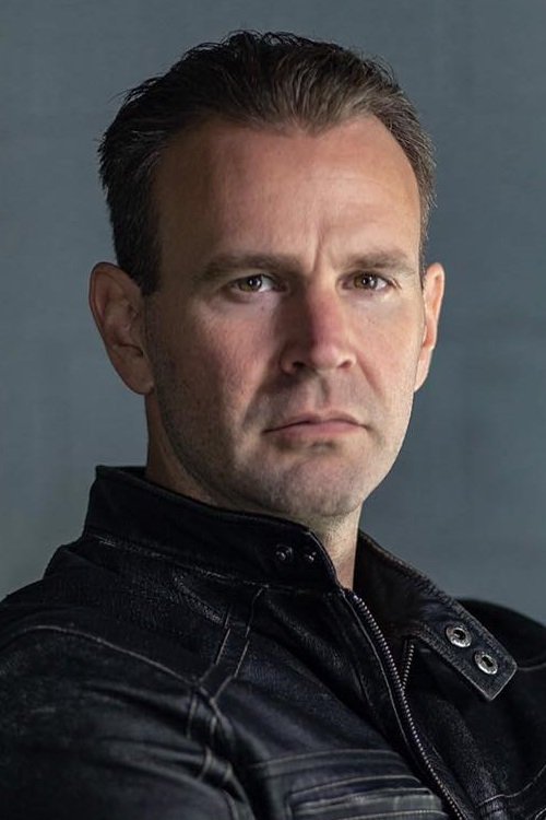 et billede af Virgil Davies