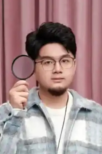 Profile 啊粥粥啊粥 with character 演员
