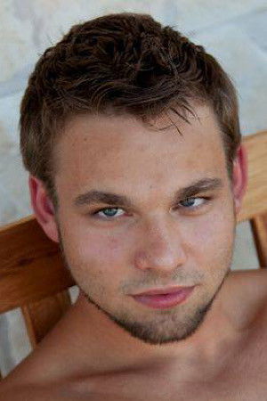 et billede af Logan Taylor