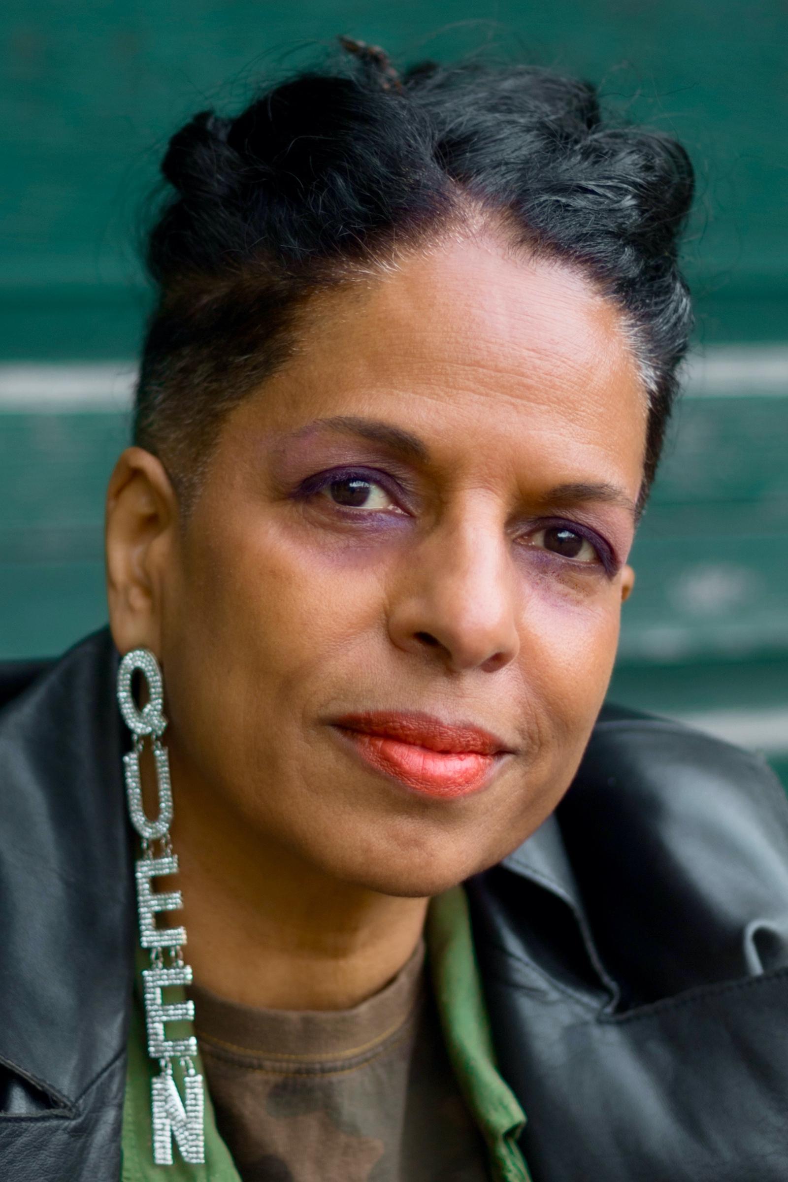 et billede af Sharon Lewis