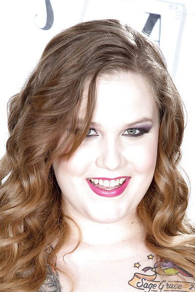 et billede af Busty Emma