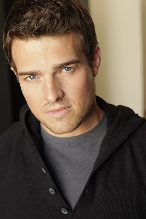 et billede af Joshua LeBar